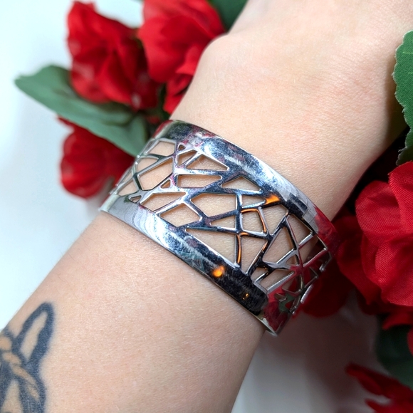 Lia Sophia Signed Gorgeous Vintage Cuff Style Bracelet - Picture 1 of 4
